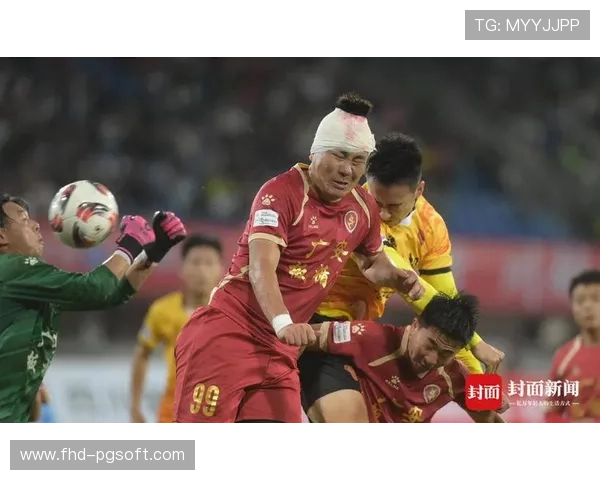 “绷带缠头”仍死磕到底,成都球员胡志星获主场球迷致敬